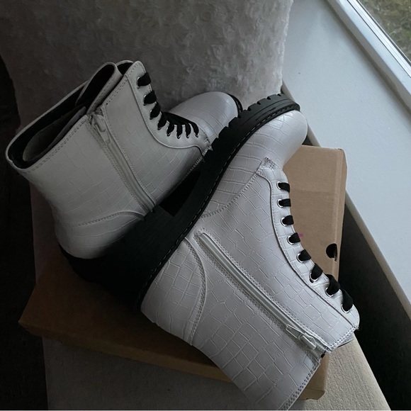 WHITE CROCO BOOTS SGR-KAEDY SZ 9 NWT by SUGAR - Picture 6 of 12